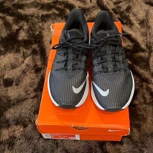 Like new Women’s Nike Quest size 7